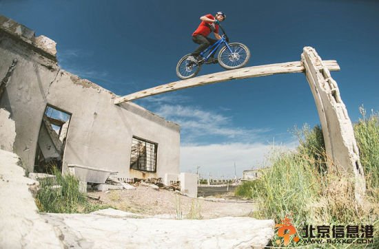 英国街头极限单车手空中360度翻转大秀特技。