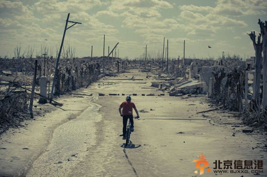 英国街头极限单车手空中360度翻转大秀特技。