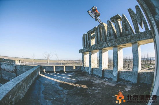 英国街头极限单车手空中360度翻转大秀特技。