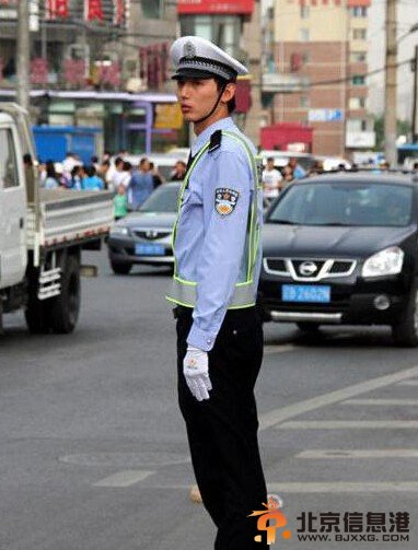 国内最高交警身高2米 “穆铁柱”交警被赞有安全感（组图）