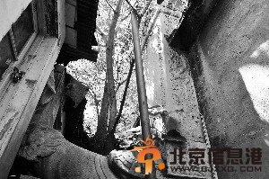 雍正敕建石碑藏身旅馆后院四周建筑有望拆除（图）