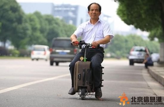 湖南农民发明载人旅行箱 时速20公里可载两人(图)