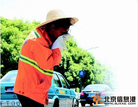 热浪来袭多地气温直逼40℃ 向烈日下坚守岗位人们致敬