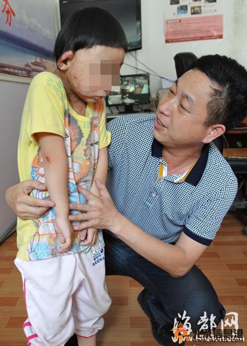 福建男童被母亲反锁在家 从不给她做饭孩子靠喝饮料为生