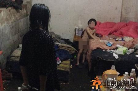 5岁男童被母反锁1年 靠喝饮料为生 