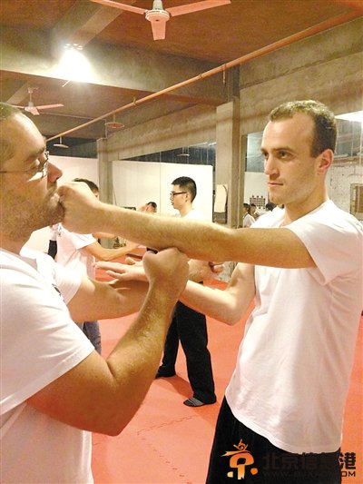 来渝州踢馆 被师傅一朝KO 三人立马拜师