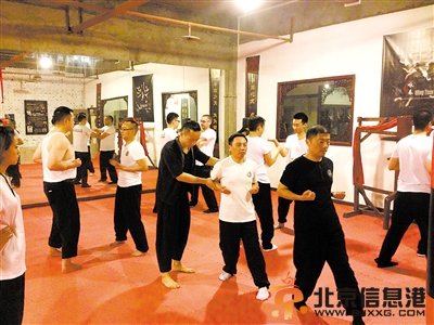 来渝州踢馆 被师傅一朝KO 三人立马拜师