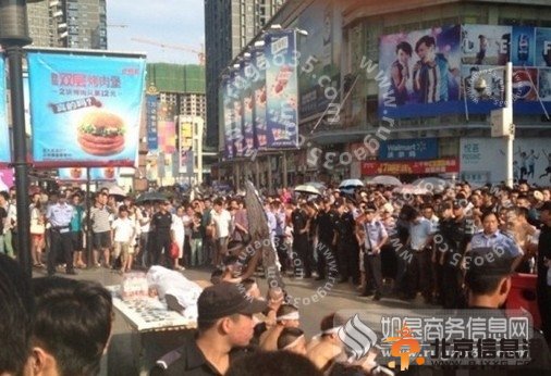 商贩诈死抹黑城管获刑1年 天气太热复活逃跑