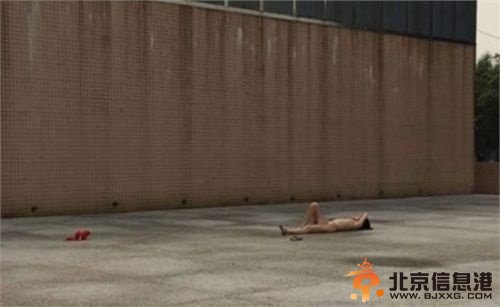 东莞女赤裸躺广场内衣散落 三点尽漏似“裸晒”拒绝好心人遮挡