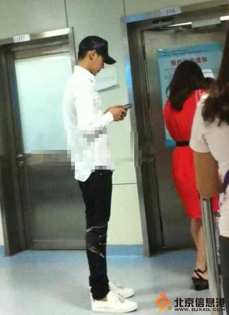 吴亦凡解约门后行踪成疑 疑被目击心脏科求诊