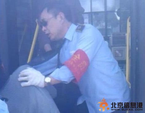 西安农民工坐公交被拦行李被丢 司机：我感觉我没推他