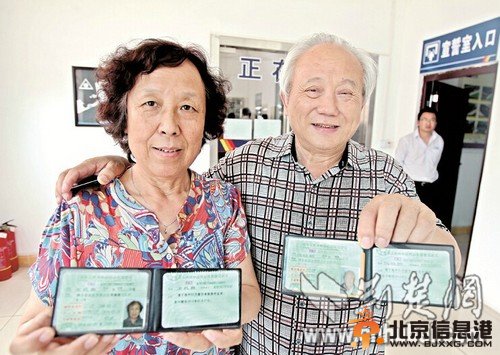 武汉69岁婆婆学车老伴陪同 老夫妻双双考取驾照(图)