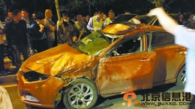 田连元乘坐的黄色名爵车驾驶员位置遭失控吉普迎面撞击