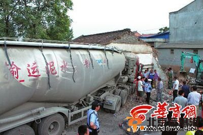 水泥罐车失控冲向小学生 女店主拼命大喊救了娃们