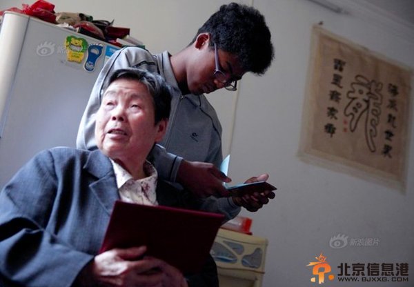 老太收养黑人弃婴-14年后终于落户上海2