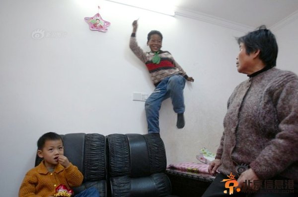 老太收养黑人弃婴-14年后终于落户上海5