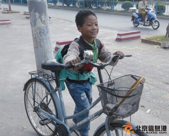 老太收养黑人弃婴-14年后终于落户上海6