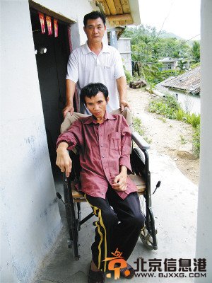 　王文林将弟弟王文刘从房间推出，让弟弟到外面透透气。 易建阳 摄 