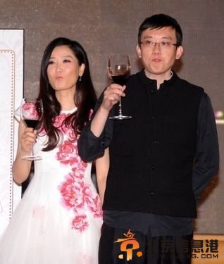 凤凰传奇女主唱与老公恩爱亮相(资料图)