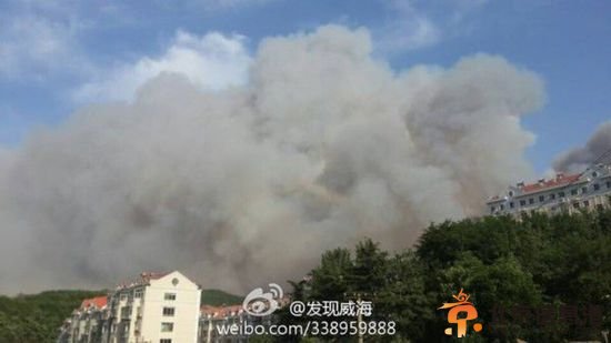 山东威海发生大火 直升机出动灭火