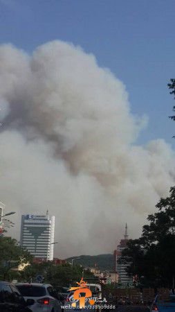 山东威海发生大火 直升机出动灭火