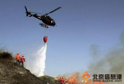 山东威海发生大火 直升机出动灭火