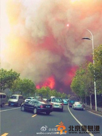 山东威海发生大火 直升机出动灭火