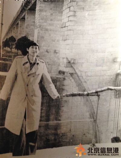 1995年，于英生在蚌埠淮河闸上留影，当时他在蚌埠市委办公室机要科工作。新京报记者 贾鹏 翻拍