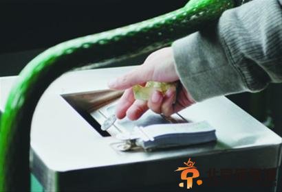 男子乘公交用硬币买车票遭拒 售票员称公司规定