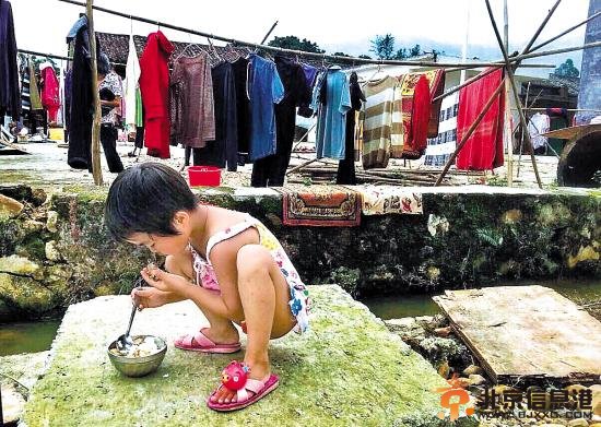 增城水灾后3所学校还未复课 受灾学生家中备考