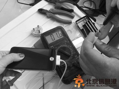 充电时<a href='http://www.bjxxg.cn/tech/shouji/' target='_blank'><u>手机</u></a>金属外壳带电 劣质充电器暗藏危险