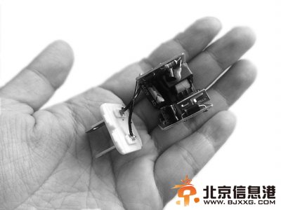 充电时手机金属外壳带电 劣质充电器暗藏危险