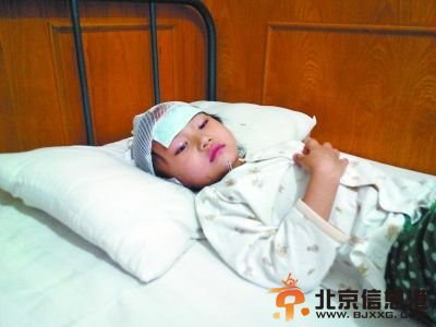 5岁女童患心肌病 看病路上被飞来铁板砸伤头部