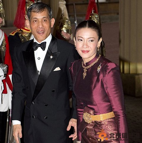 【视图】泰国王妃裸爬喂狗全程播放 后宫淫乱不堪入目！