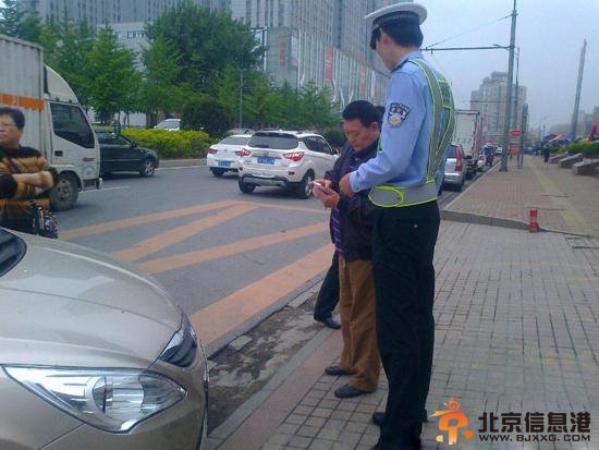 <a href='http://www.bjxxg.cn/news/guonei/' target='_blank'><u>国内</u></a>最高交警被赞“新地标” 长腿欧巴上岗1个月变黑超