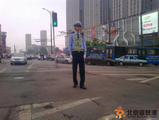 <a href='http://www.bjxxg.cn/news/guonei/' target='_blank'><u>国内</u></a>最高交警被赞“新地标” 长腿欧巴上岗1个月变黑超