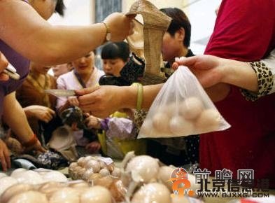 陕西商场鸡蛋换胸罩义卖 9只鸡蛋换一件胸罩转手可卖10元一只