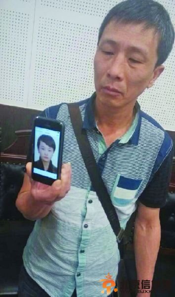 死者的父亲很悲伤。邢媛媛