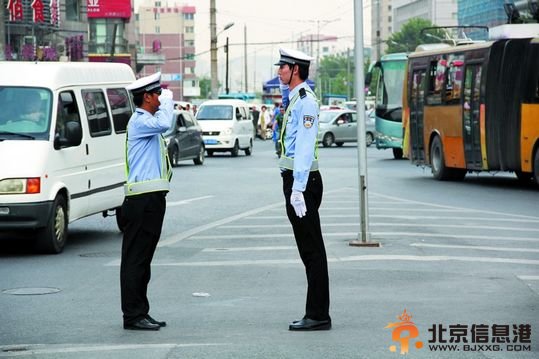 2米03长腿交警引围观退役<a href='http://www.bjxxg.cn/sports/lanqiu/' target='_blank'><u>篮球</u></a>手圆梦当警察（图）