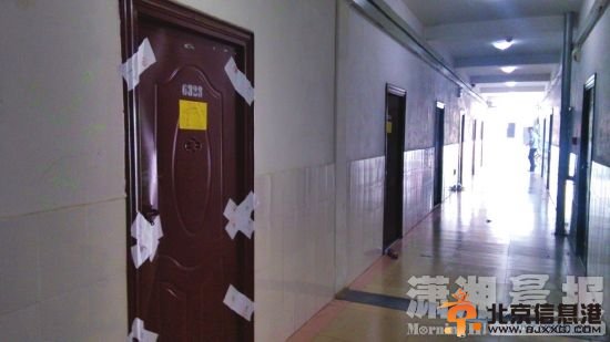 5月14日，郴州职业技术学院，李波(化名)生前居住的学生寝室大门紧闭，门上仍贴着警方封条。图/记者朱远祥