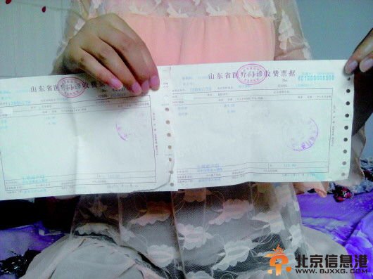 付女士交了双份彩超孕检费。　
