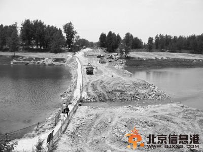  商桐2天在 纵跨4米多深、149米宽的汝河 建好浮桥