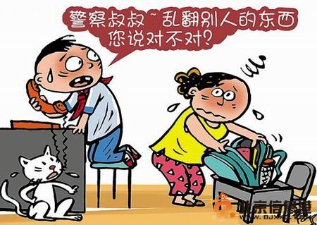 南京一妈妈乱翻孩子书包 男孩报警请警察帮忙