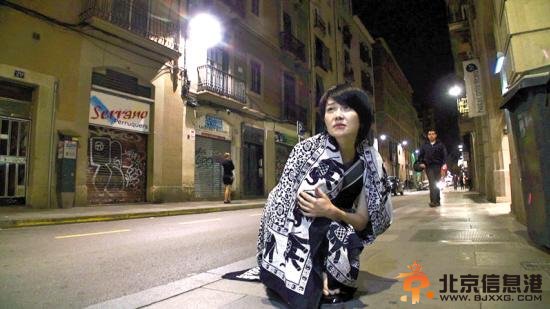 迷路后的许晴无奈地坐在巴塞罗那街头