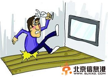 醉酒丈夫摔倒躺客厅7天：妻子抱怨不管不问等断气