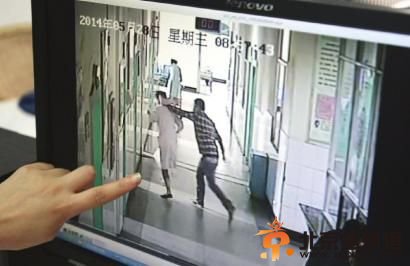 监控显示事发经过