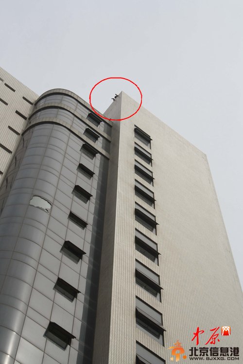 裸女16楼欲轻生 消防员发现已救过她三次