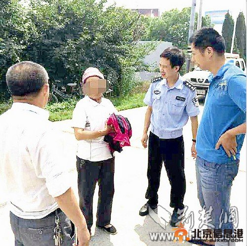 太婆不堪女婿虐待连夜乘车回老家 在庄稼地睡一夜