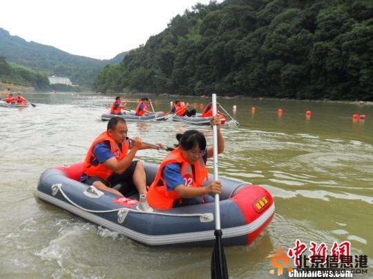 “中国瓷都”德化上演端午趣味皮划艇赛