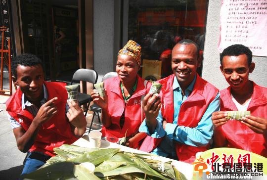 非洲老外首次在华过端午 中国大妈传授包粽子手艺